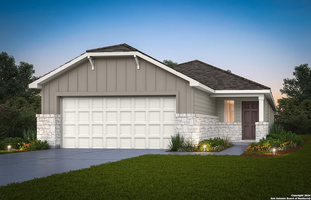 view of front of house featuring a lawn and a garage