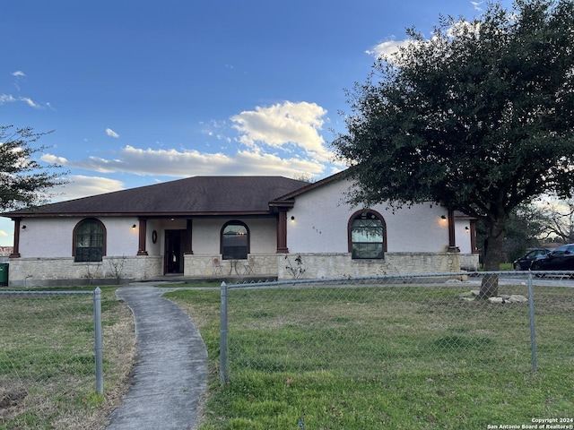 view of front facade featuring a front yard