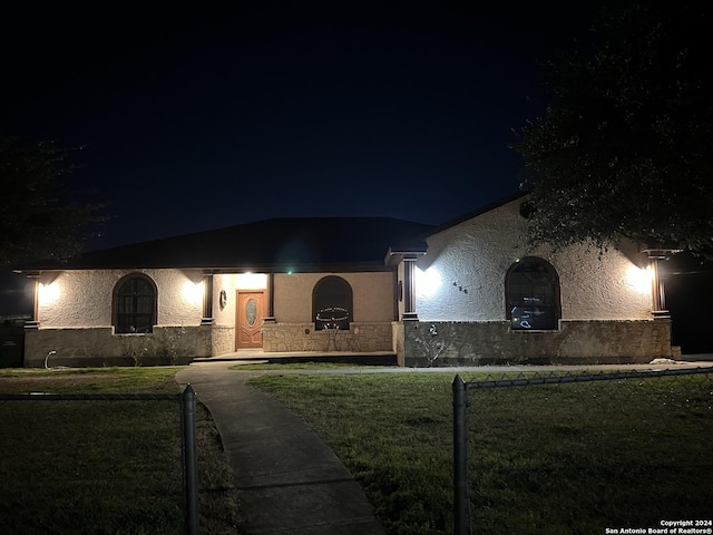 view of front facade featuring a yard