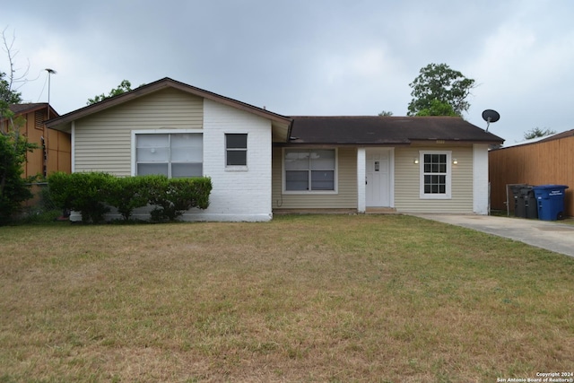 single story home featuring a front yard