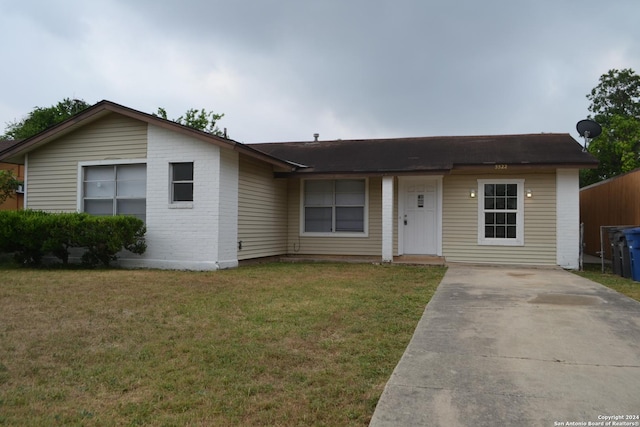 single story home featuring a front yard