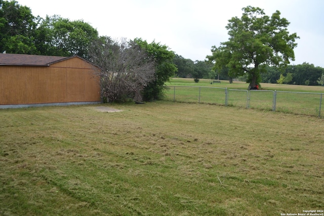 view of yard with a rural view