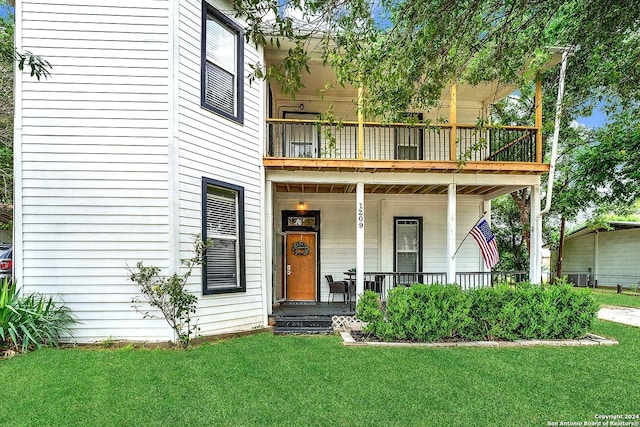 view of front of property featuring a front lawn