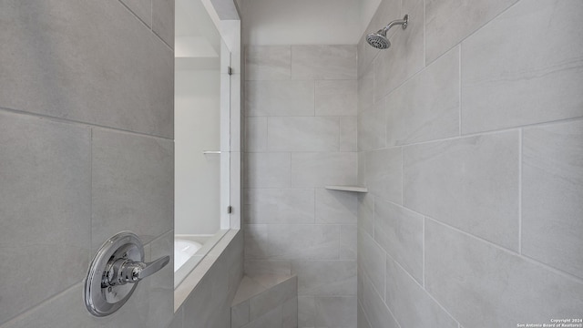 bathroom featuring tiled shower