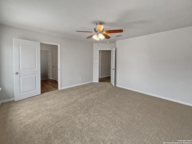 carpeted empty room featuring ceiling fan