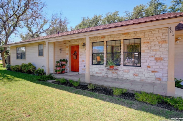 ranch-style home with a front yard