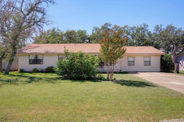 ranch-style home featuring a front lawn