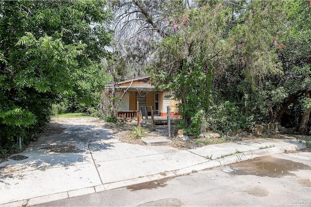 view of front of property featuring covered porch