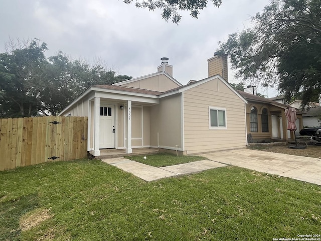 view of front facade featuring a front yard