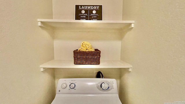 laundry area with washer / clothes dryer