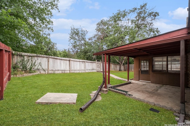 view of yard featuring a patio