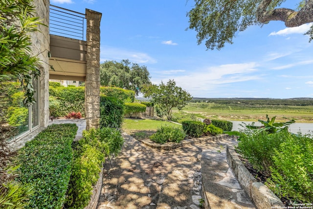 view of yard featuring a water view