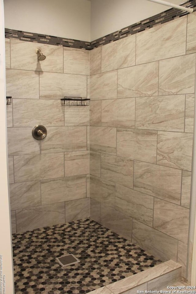 bathroom featuring a tile shower