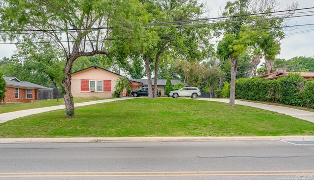 view of front facade featuring a front lawn