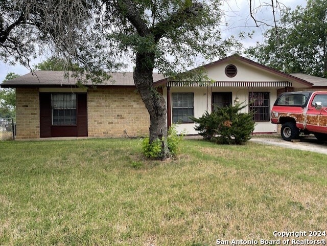 ranch-style home with a front yard