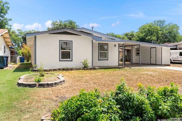 view of front of home featuring a front yard