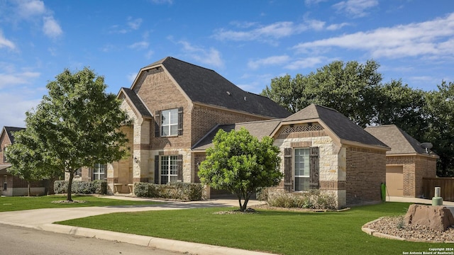 view of front of property with a front yard