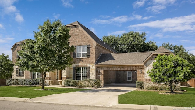 view of front of property featuring a front lawn