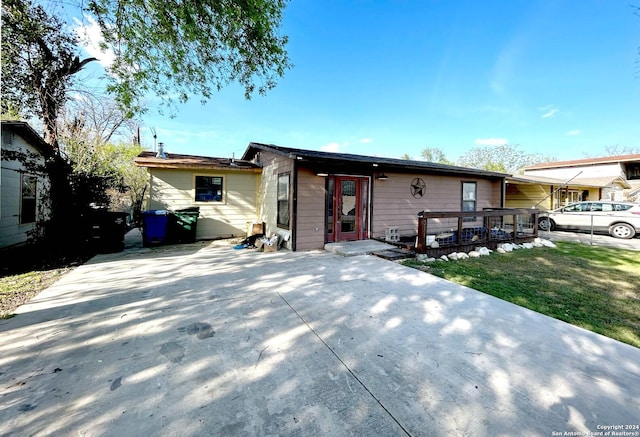 view of front of house featuring a front lawn and a patio area