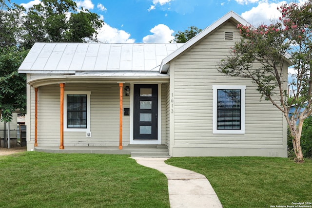 view of front facade with a front yard