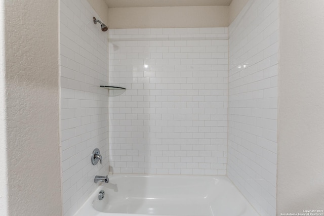 bathroom with tiled shower / bath combo