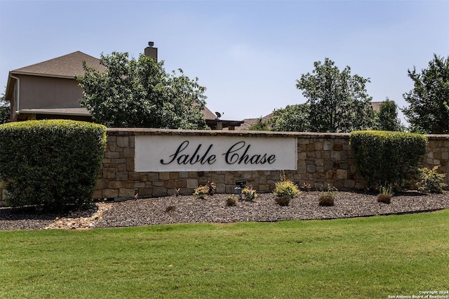 community sign with a lawn