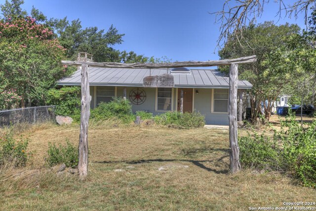 ranch-style home with a front yard