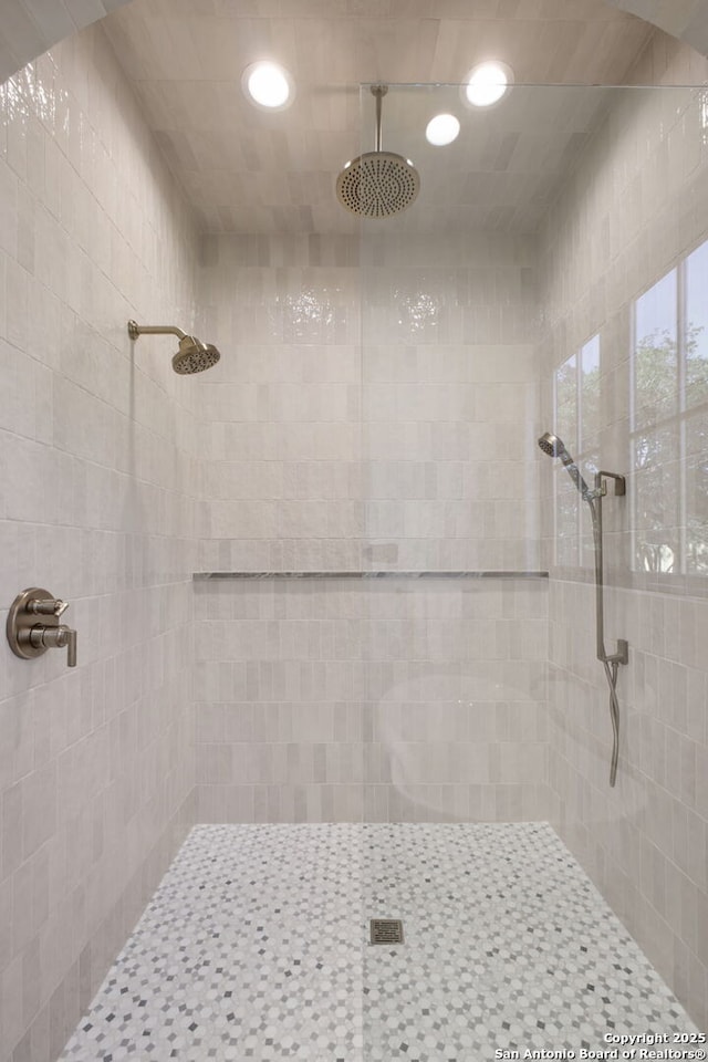 bathroom featuring tiled shower and recessed lighting