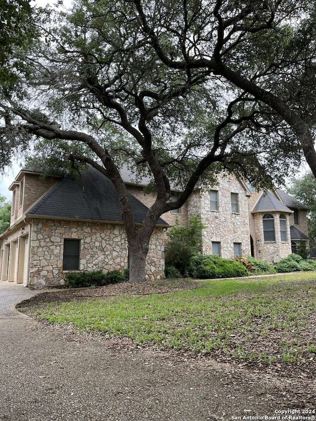 view of front of property featuring a garage