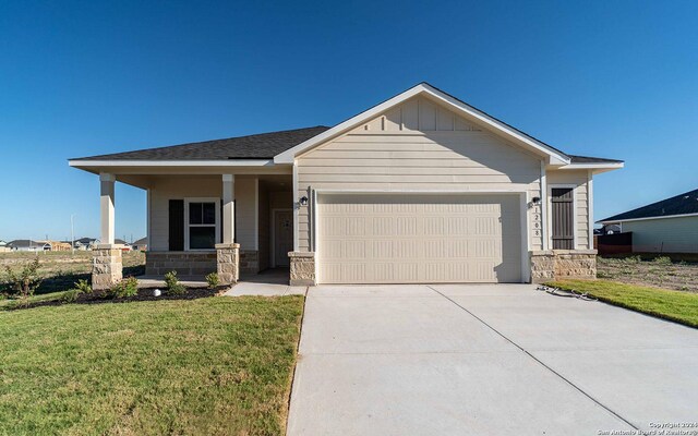 view of front facade featuring a garage and a yard