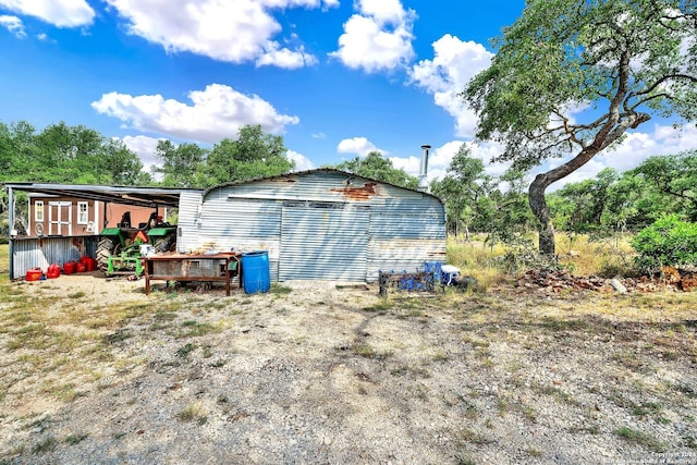 view of yard featuring an outdoor structure