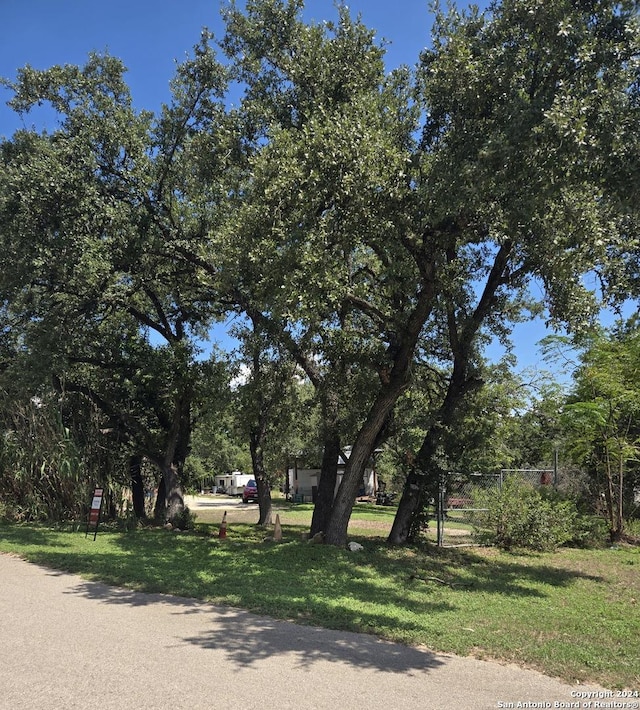 Listing photo 3 for 150 Deveraux, Canyon Lake TX 78133