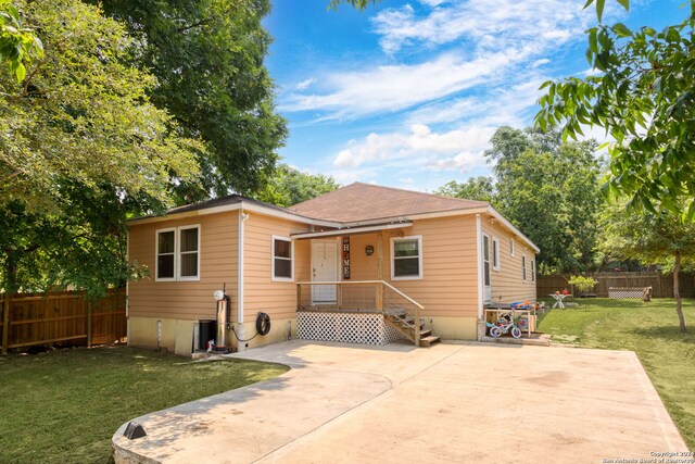 view of front of property featuring a front yard and a patio area