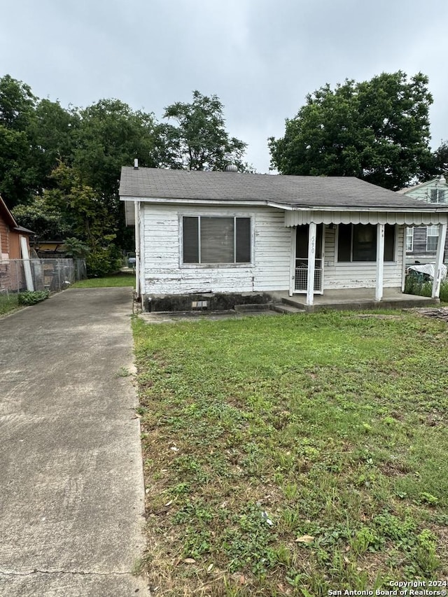 view of front of property featuring a front lawn