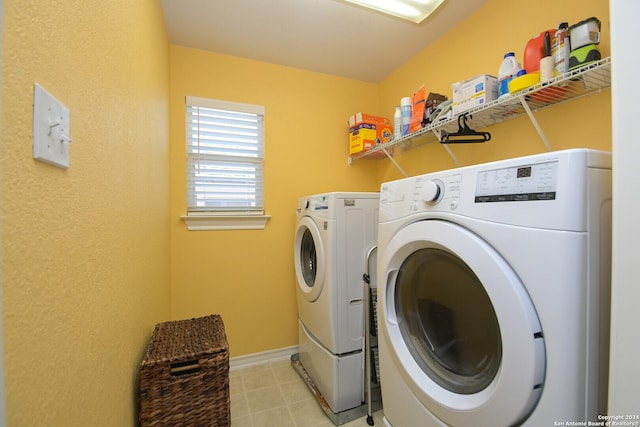 laundry room featuring washing machine and dryer, laundry area, and baseboards