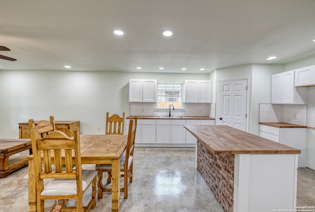 dining space featuring sink and ceiling fan