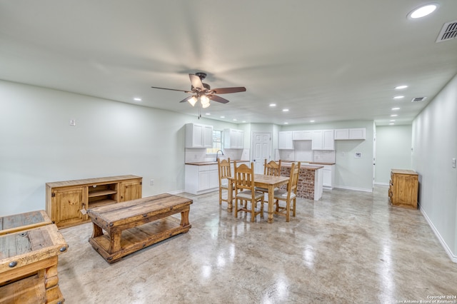 dining area featuring sink and ceiling fan