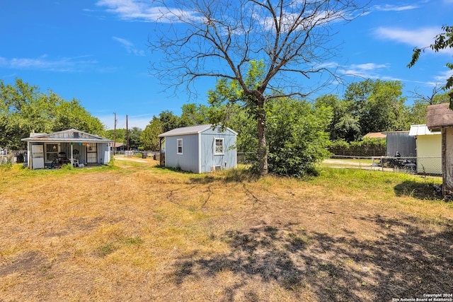 view of yard with an outbuilding