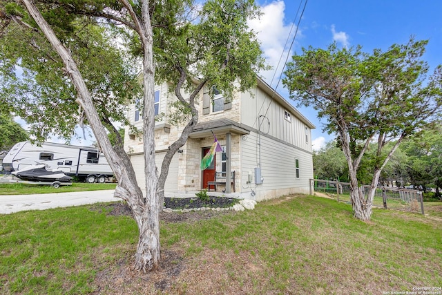 view of front facade with a front yard