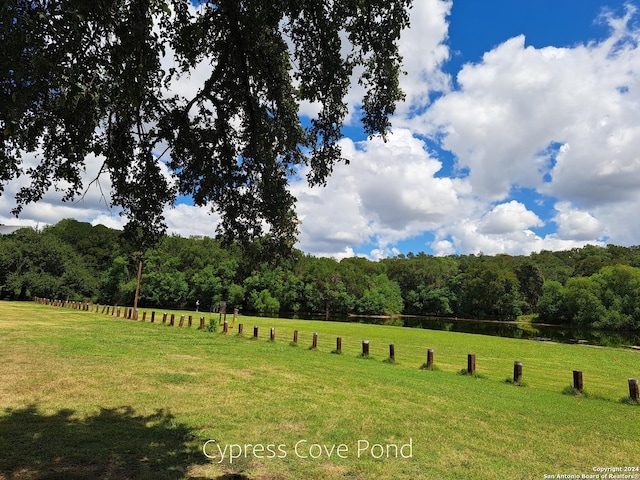 view of yard featuring a rural view