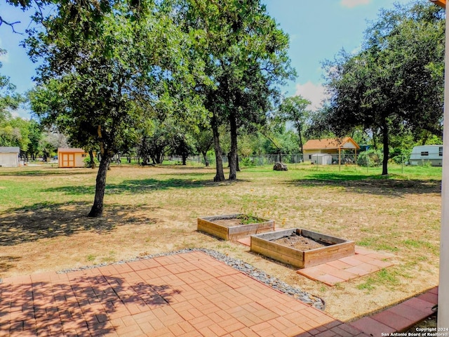 view of yard featuring a storage unit