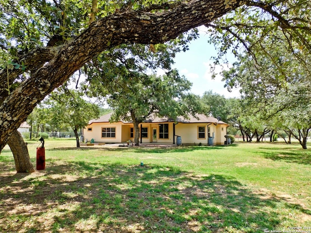 view of front of house featuring a front yard