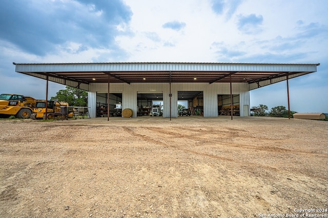 view of outdoor structure featuring an outbuilding