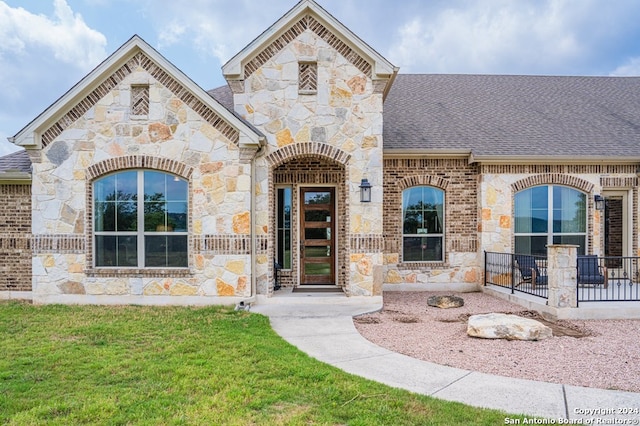 view of front of property featuring a front yard