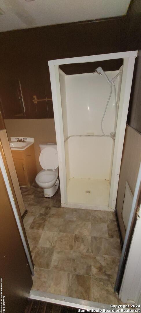 bathroom featuring toilet and sink