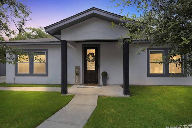 view of front of house featuring a yard