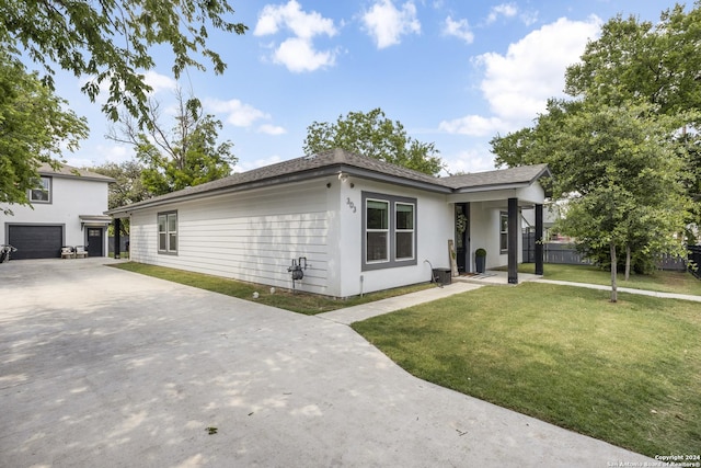 view of front facade featuring a front lawn and a garage