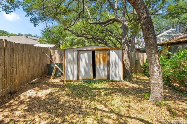 view of yard with a shed