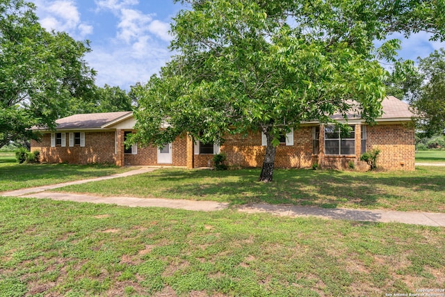 single story home featuring a front yard