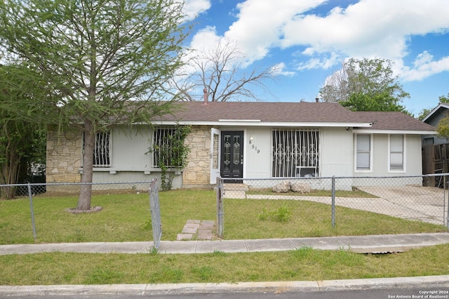 ranch-style home featuring a front lawn